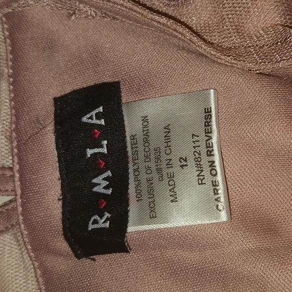 I am selling a rose pink dress. The size is a 12 - Picture 4 of 4